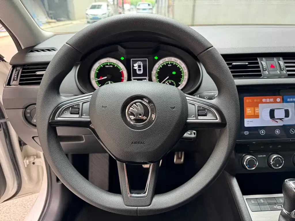 Skoda Octavia 2023 — фото 9