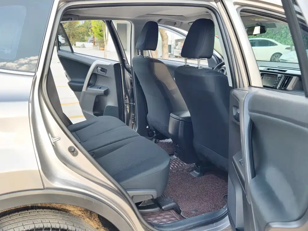 Toyota RAV4 2017 — фото 15