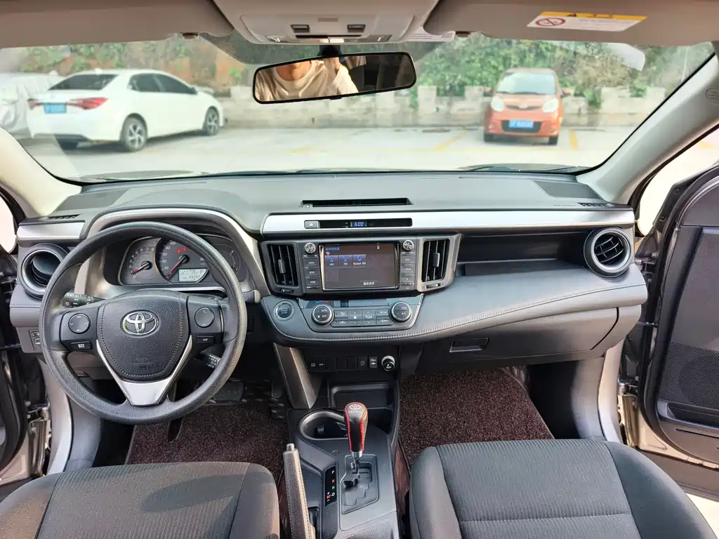 Toyota RAV4 2017 — фото 16