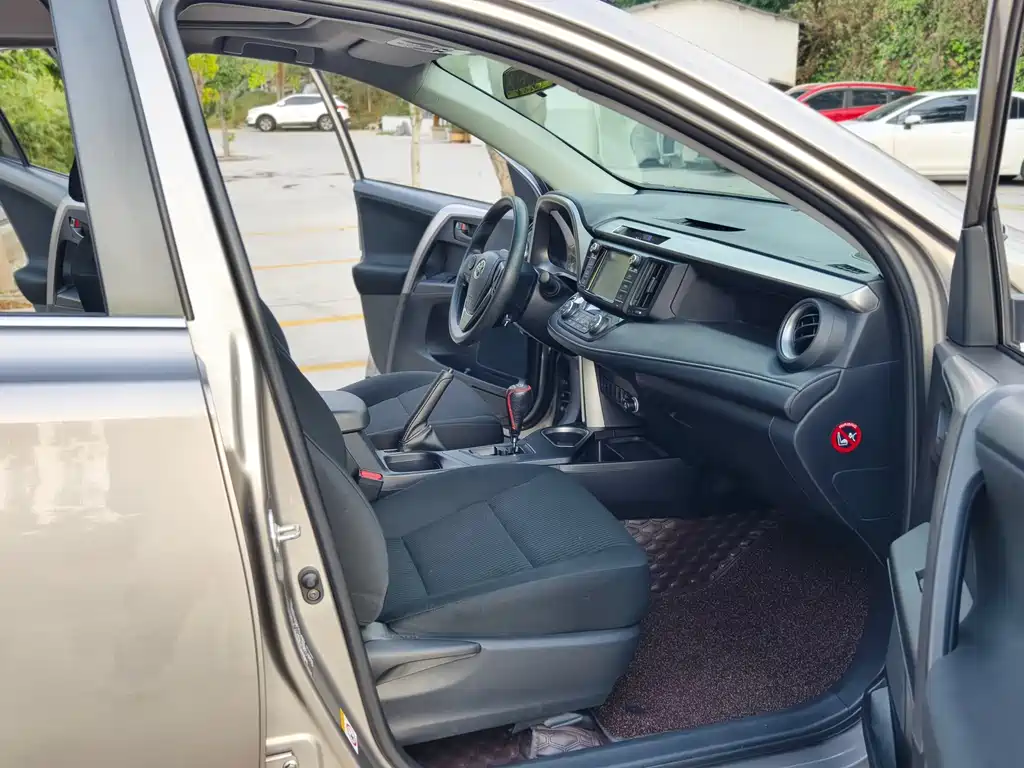 Toyota RAV4 2017 — фото 14
