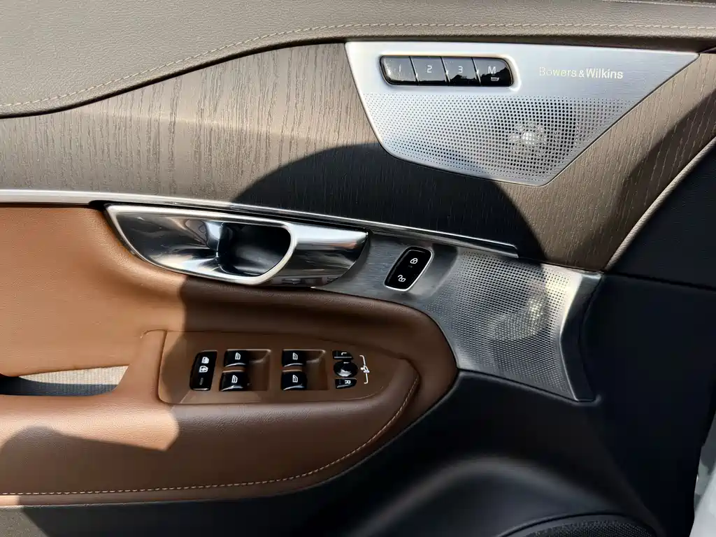 Volvo XC90 2020 — фото 19