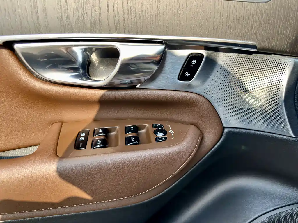 Volvo XC90 2020 — фото 20