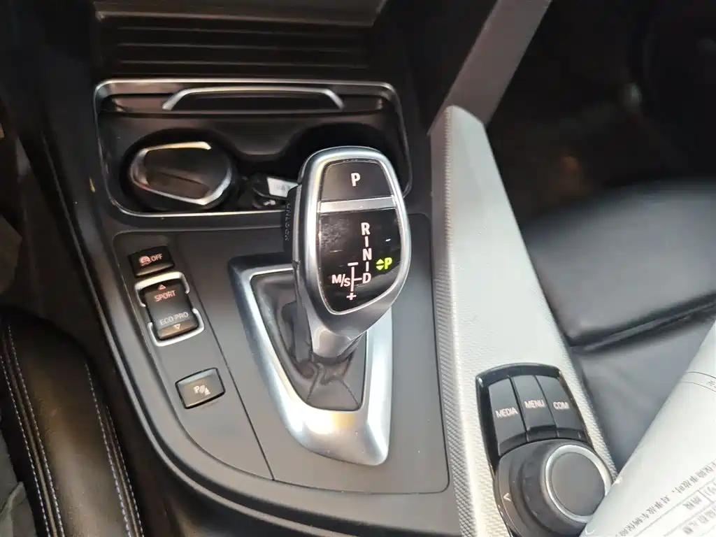 BMW 3 Series 2018 — фото 14