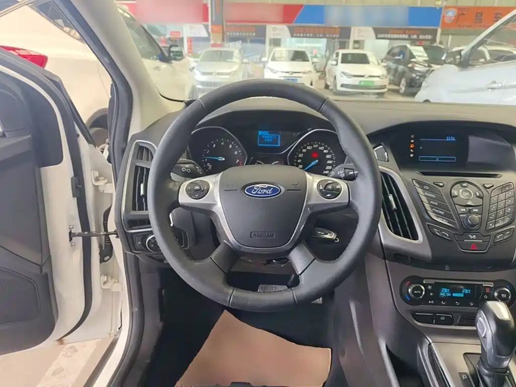 Ford Focus 2015 — фото 7