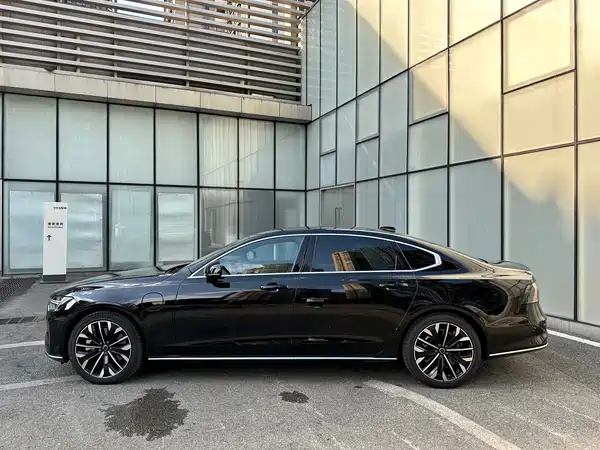Volvo S90 Plug-In Hybrid 2025