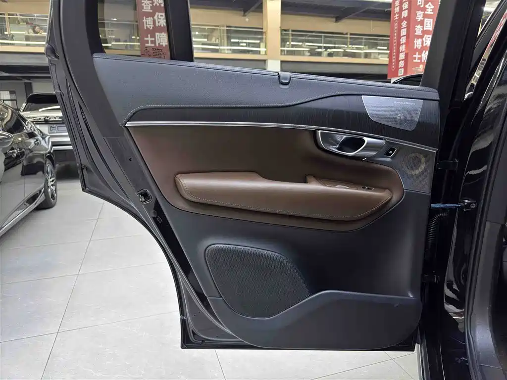 Volvo XC90 2020 — фото 15