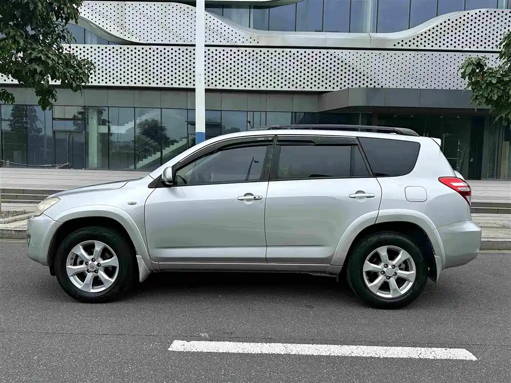 Toyota RAV4 2011 — фото 10