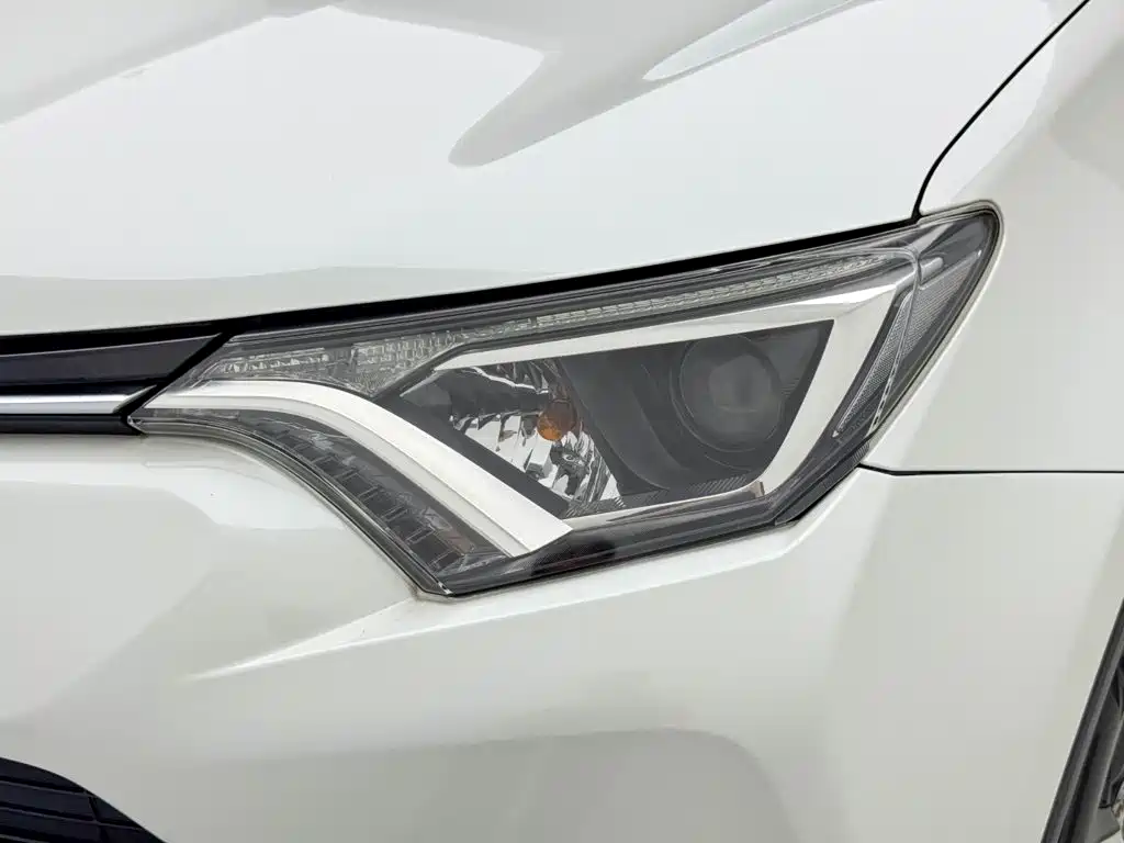 Toyota RAV4 2017 — фото 19
