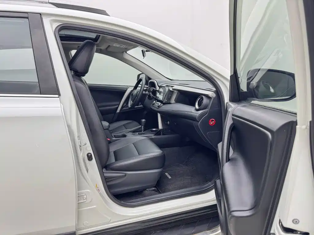 Toyota RAV4 2017 — фото 18