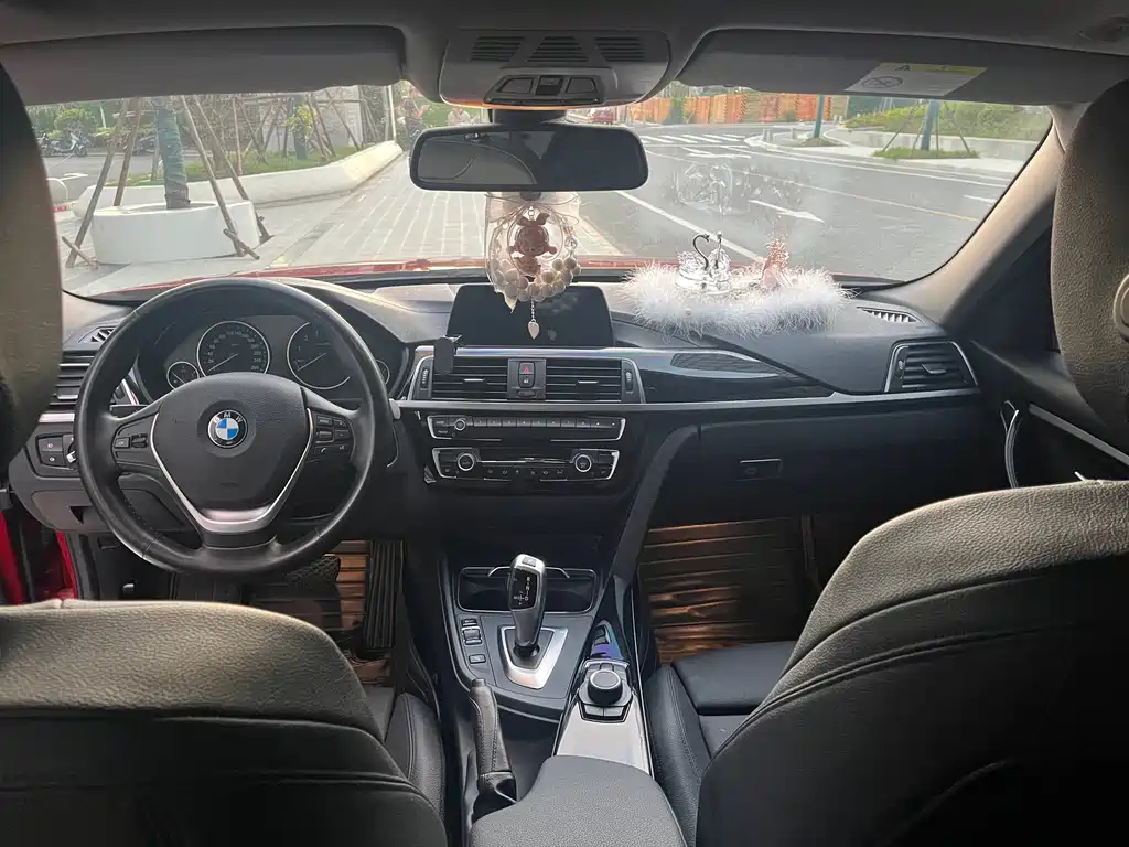 BMW 3 Series 2018 — фото 9