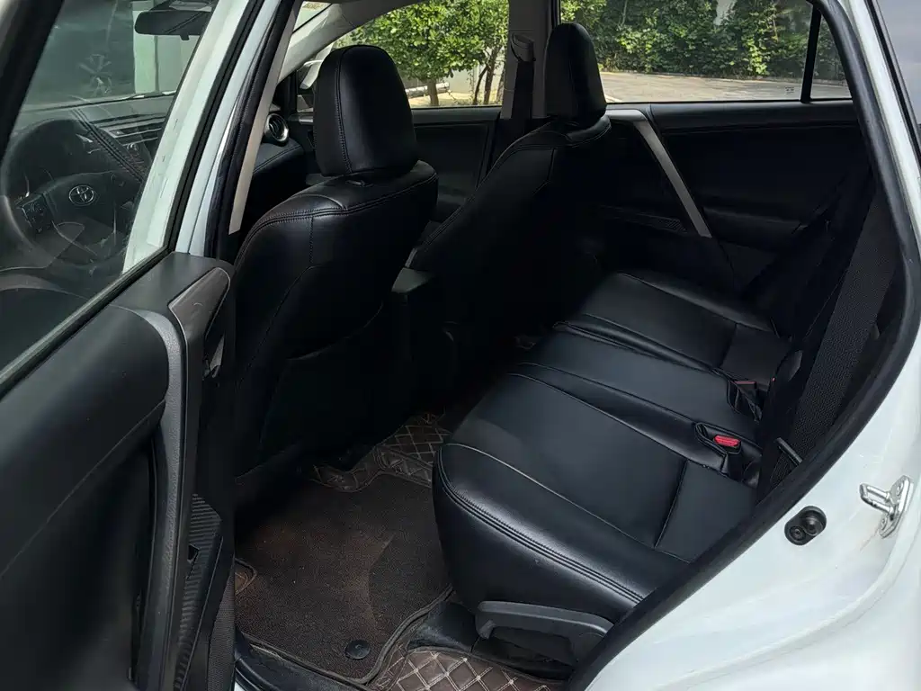 Toyota RAV4 2015 — фото 10