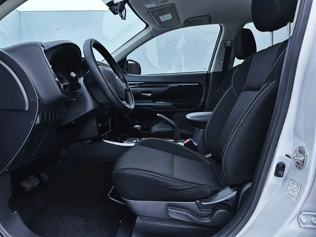 Mitsubishi Outlander 2022 — фото 10