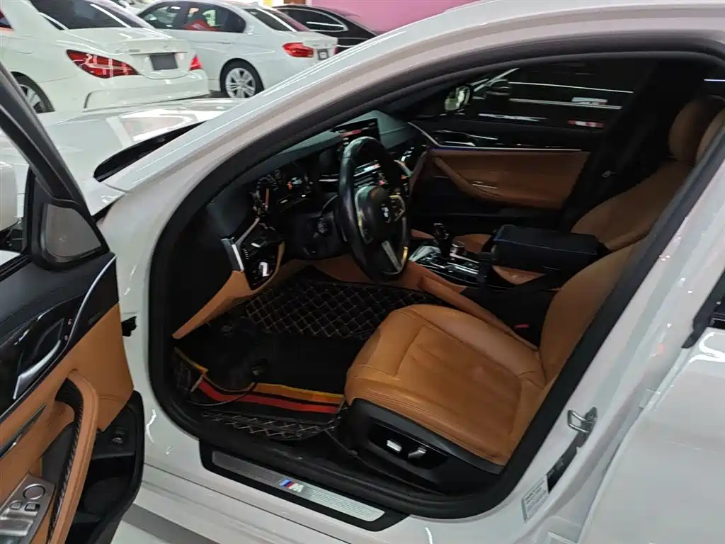 BMW 5 Series 2019 — фото 15