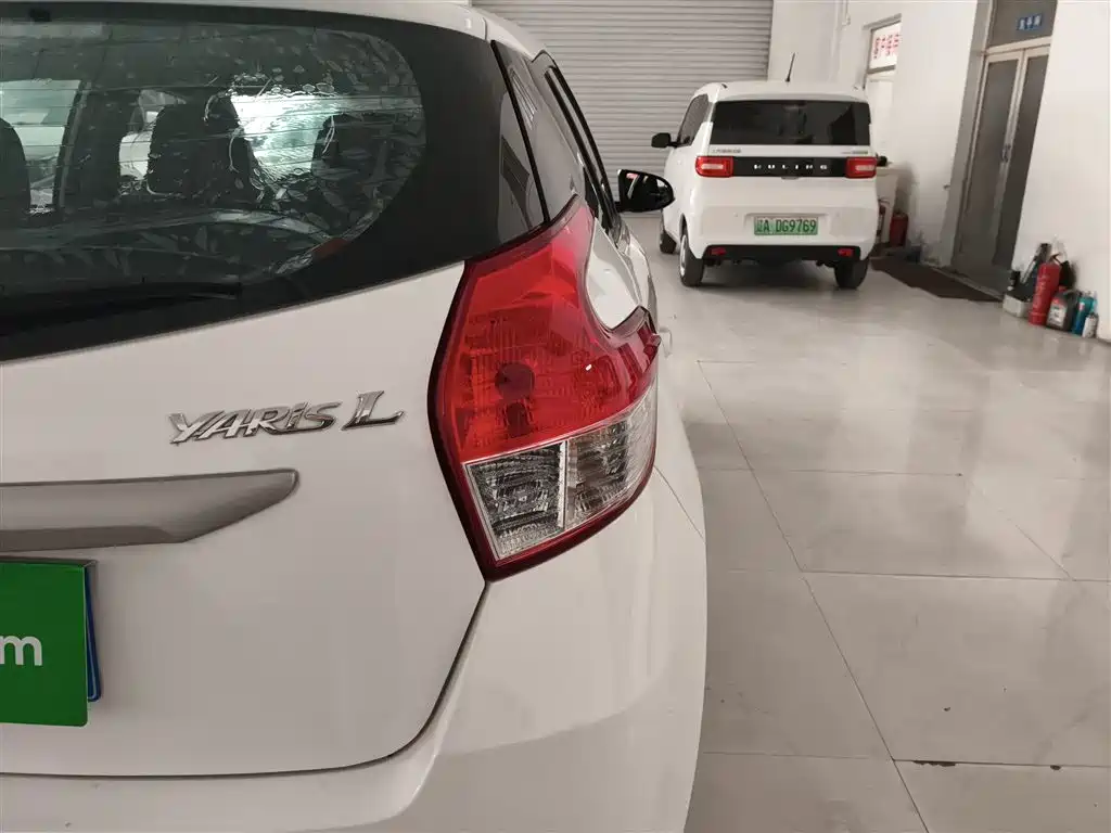 Toyota Yaris L 2015 — фото 8