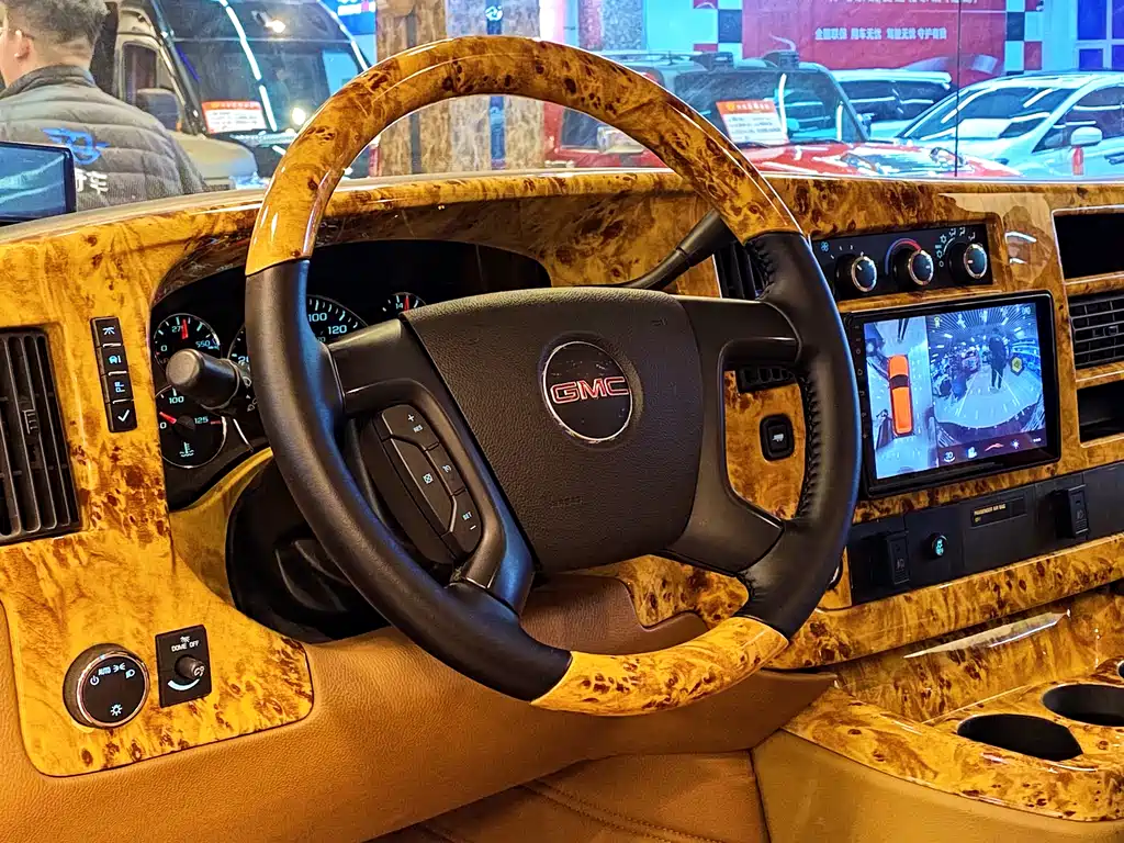 GMC Savana 2017 — фото 10