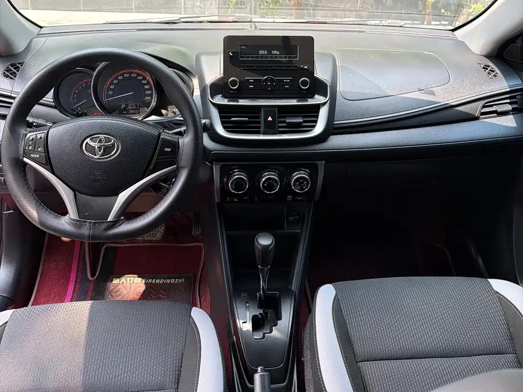 Toyota Yaris L 2022 — фото 9