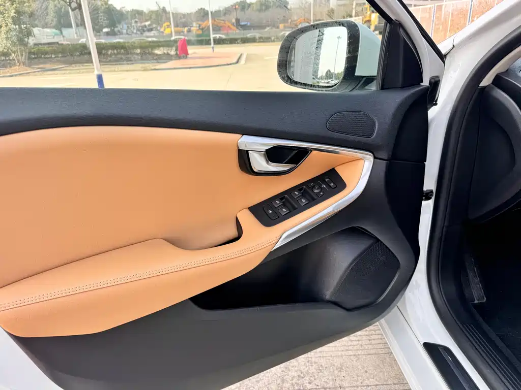 Volvo V40 2017 — фото 10