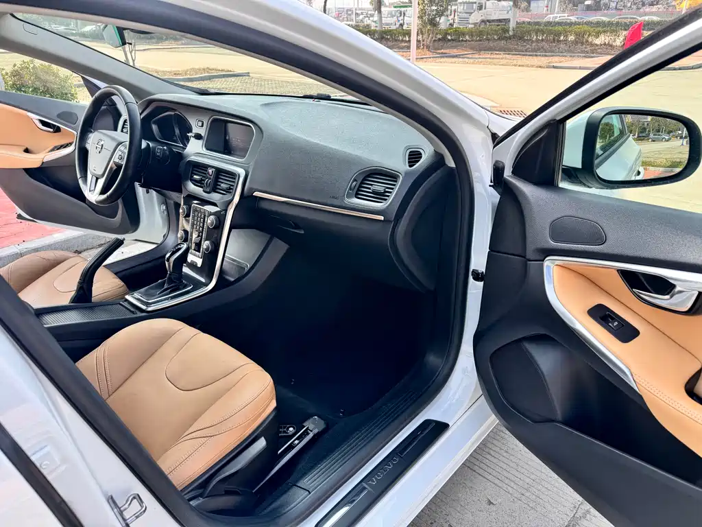 Volvo V40 2017 — фото 11