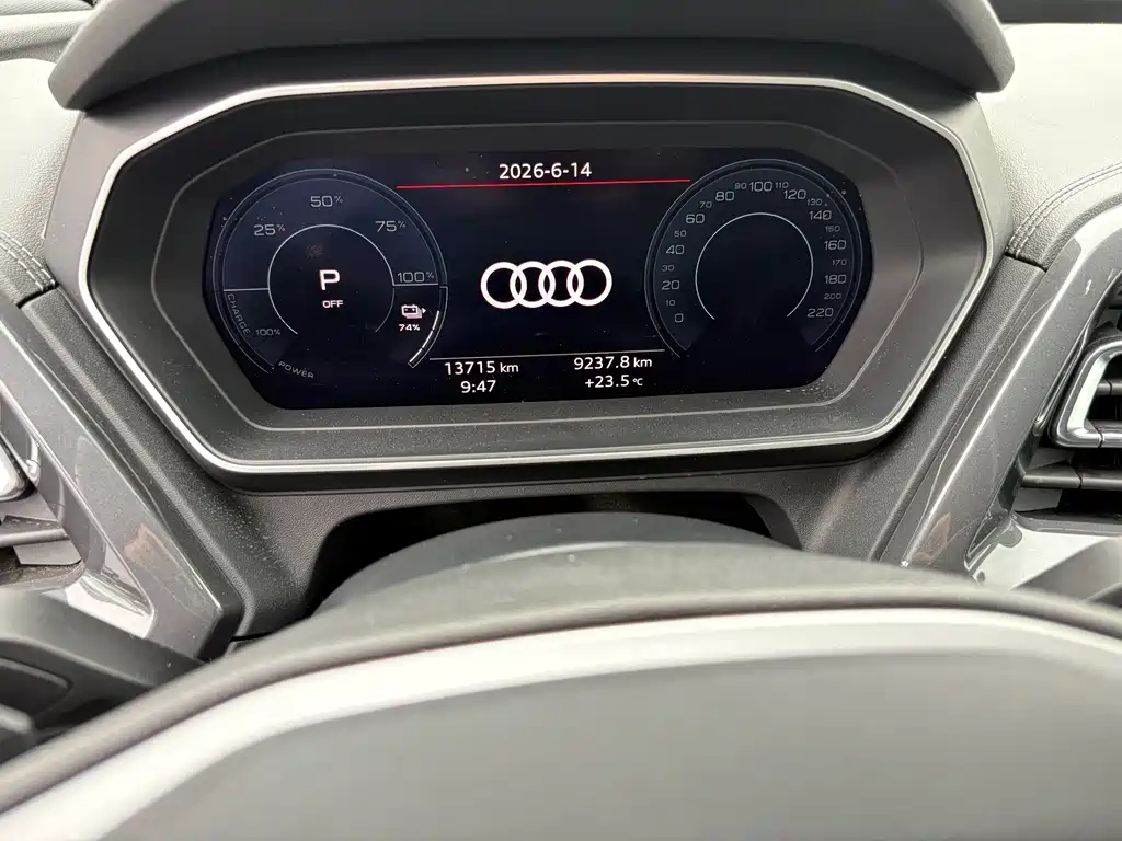 Audi Q4 e-tron 2025 — фото 12