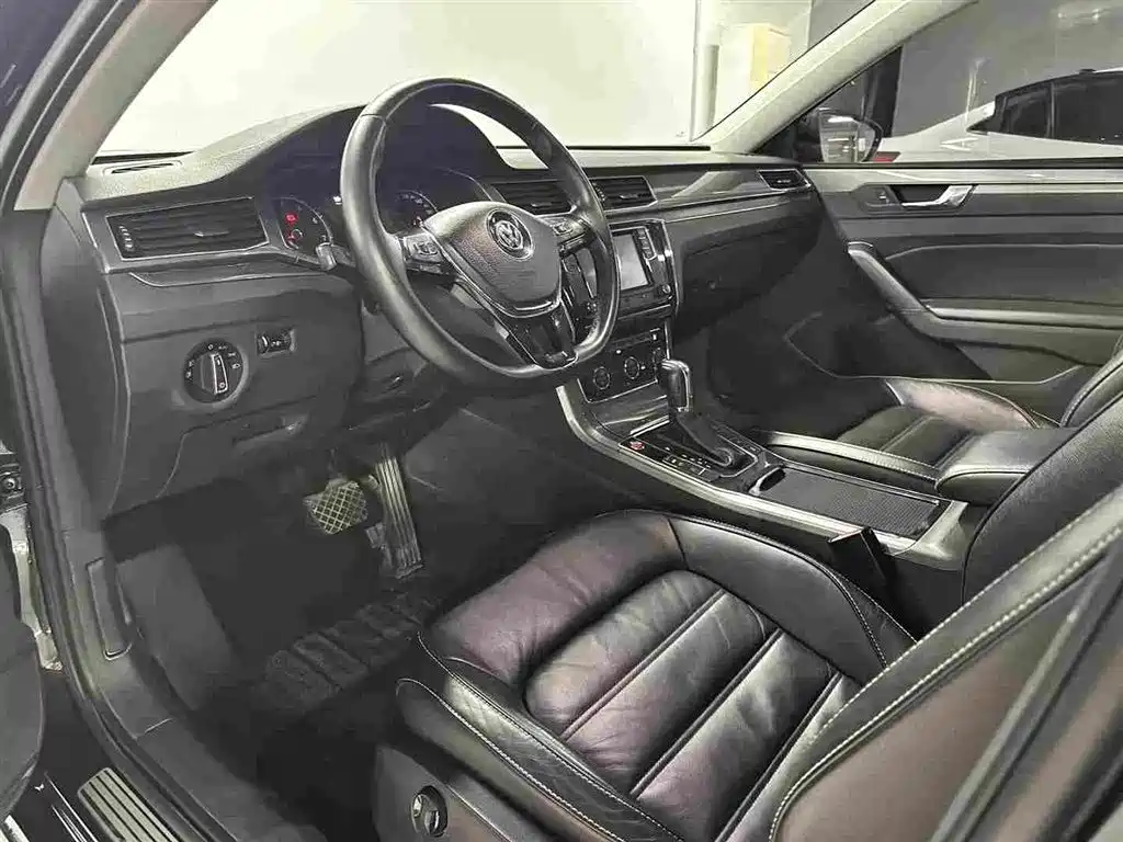 Volkswagen Passat 2018 — фото 11