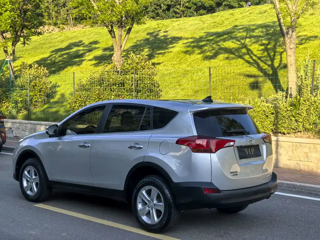 Toyota RAV4 2014 — фото 4