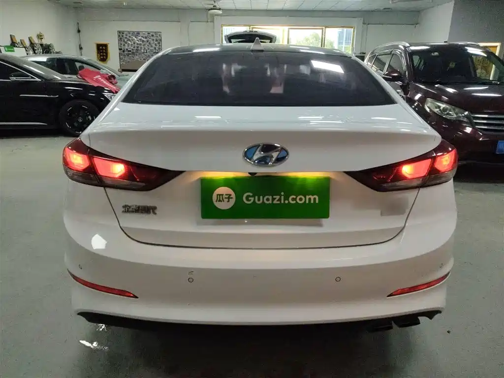 Hyundai Elantra 2018 — фото 4