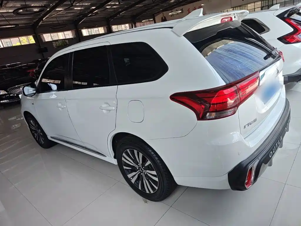 Mitsubishi Outlander 2022 — фото 5