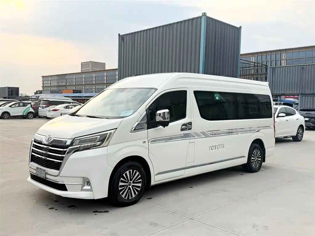 Toyota Hiace 2022 — фото 1