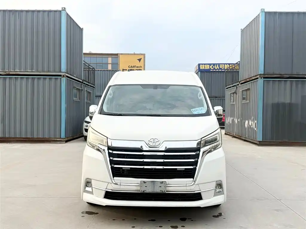 Toyota Hiace 2022 — фото 2