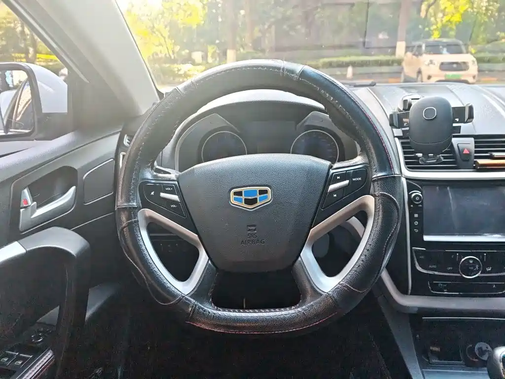 Geely Emgrand 2015 — фото 11