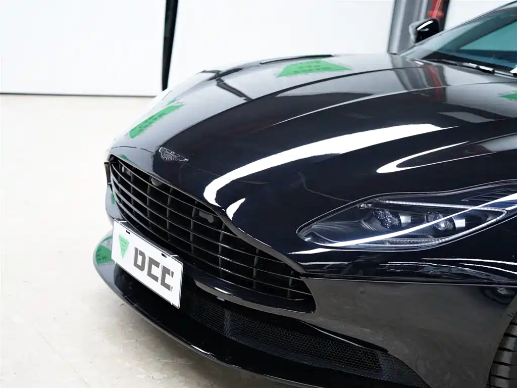 Aston Martin DB11 2021 — фото 17