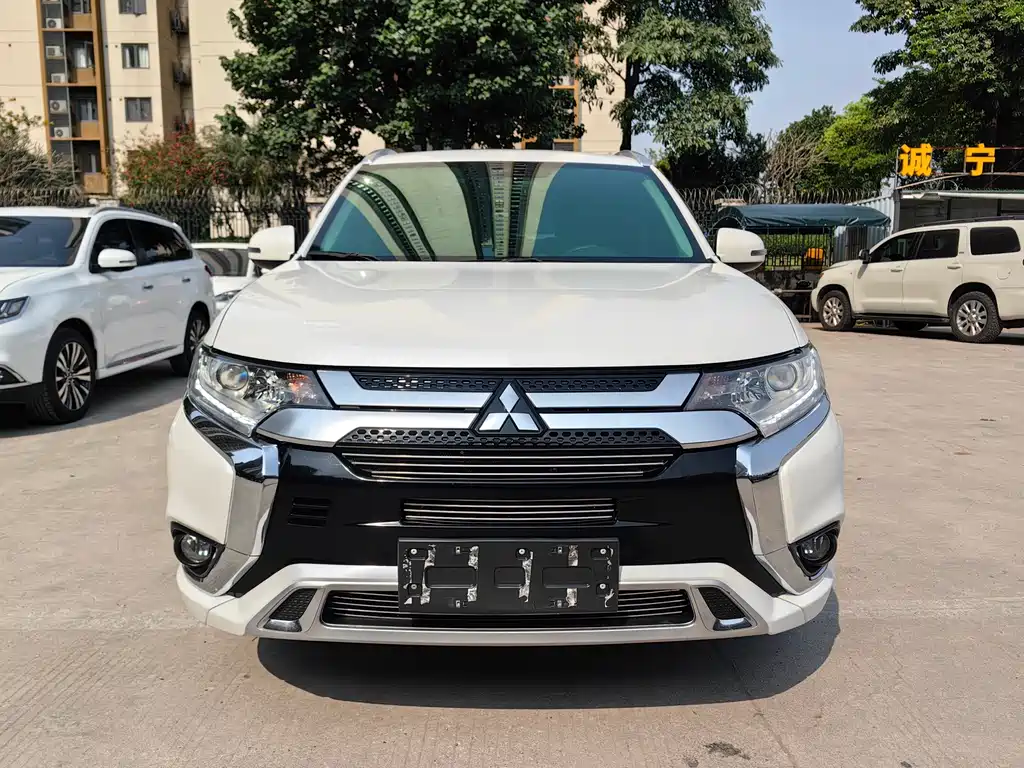 Mitsubishi Outlander 2021 — фото 2