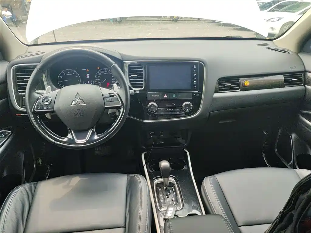 Mitsubishi Outlander 2019 — фото 10
