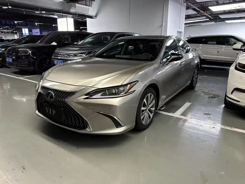 Lexus ES 2019 — фото 1