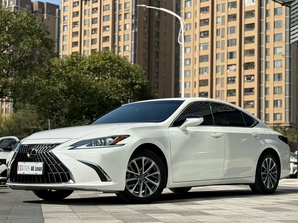 Lexus ES 2023 — фото 1