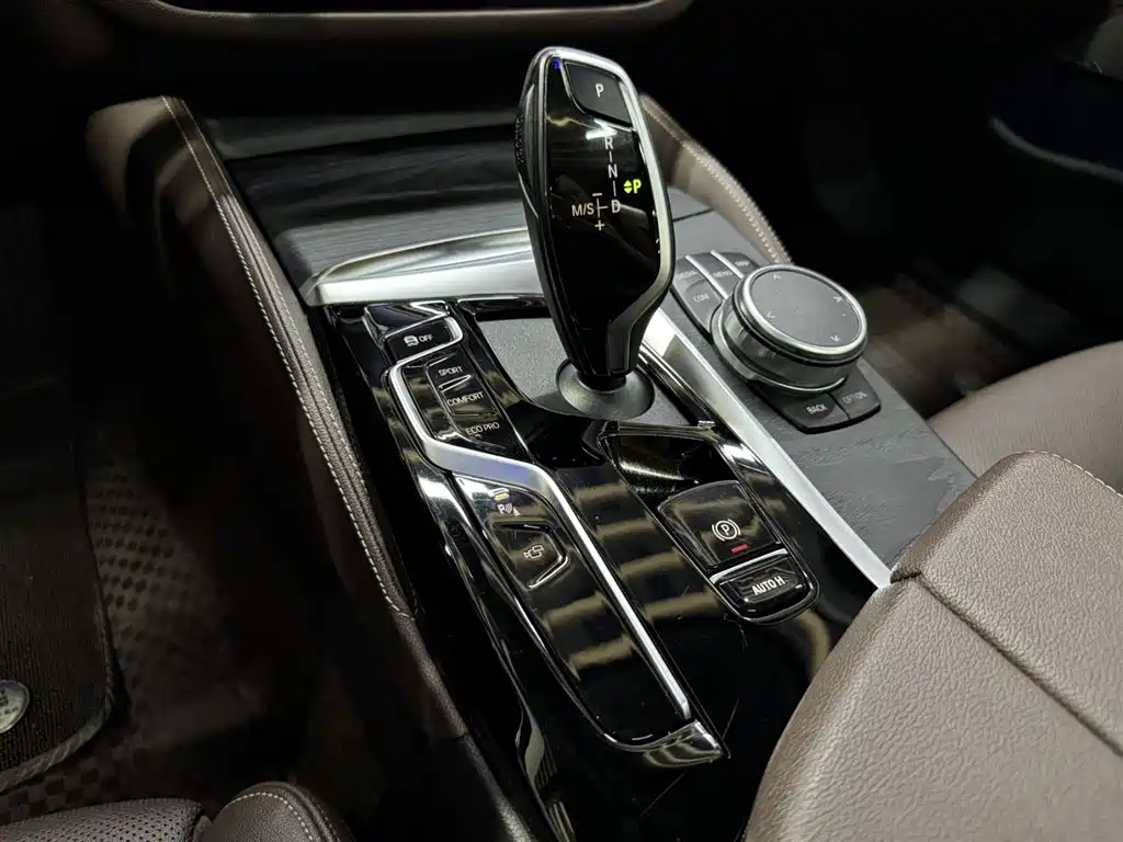 BMW 5 Series 2021 — фото 16