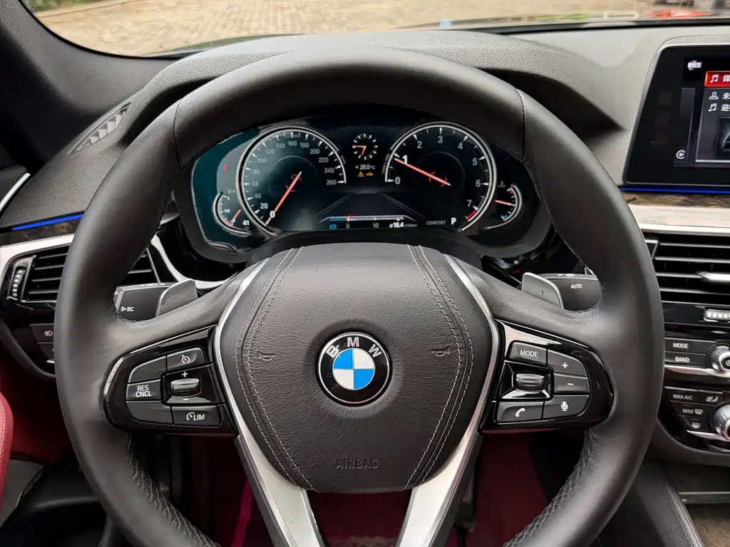 BMW 5 Series 2018 — фото 12