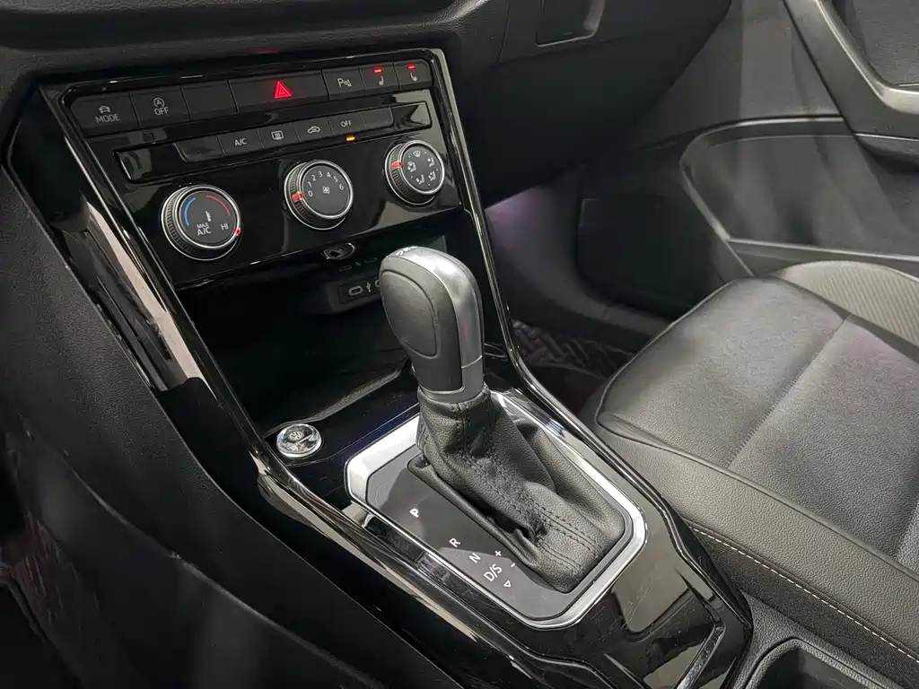 Volkswagen T-Roc 2023 — фото 10