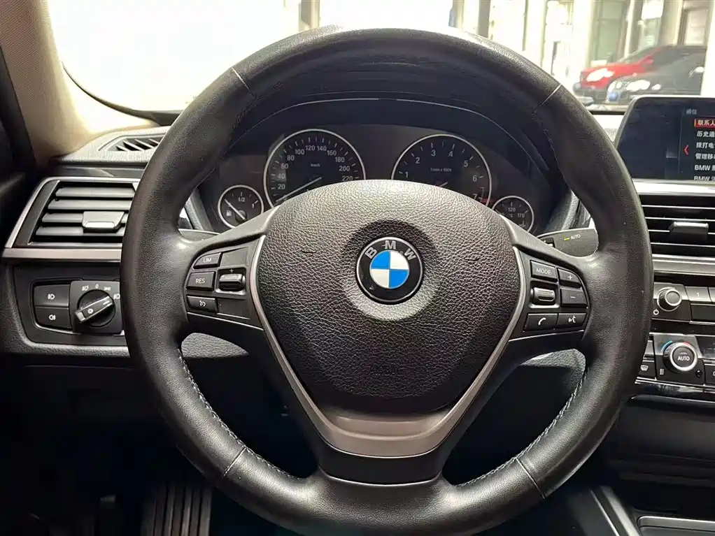 BMW 3 Series 2018 — фото 13