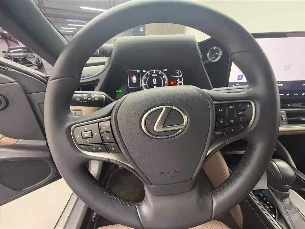 Lexus ES 2025