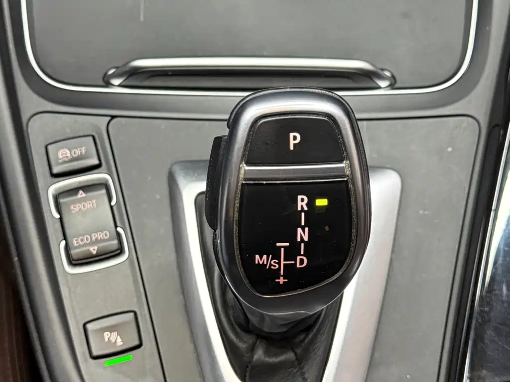 BMW 3 Series 2018 — фото 22