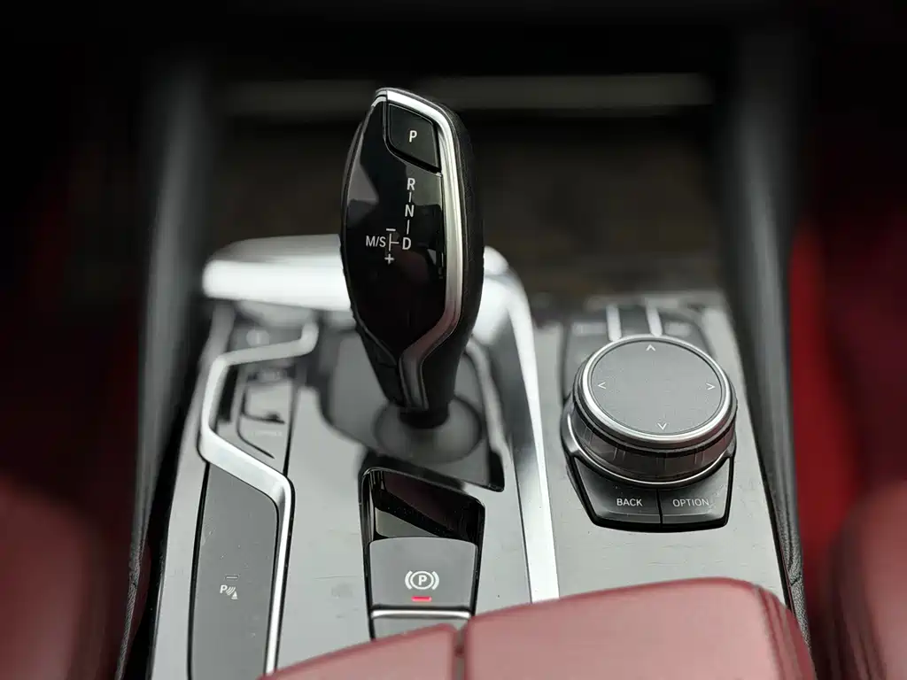 BMW 5 Series 2019 — фото 14