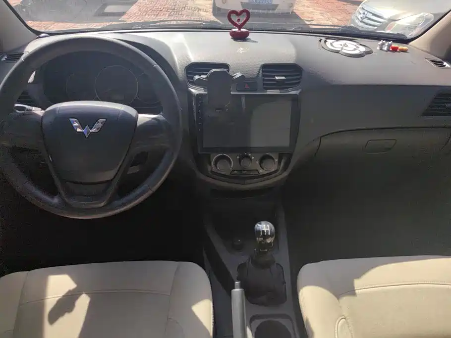 Wuling Hongguang 2015 — фото 12