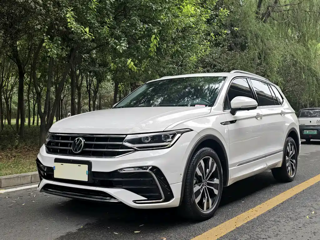 Volkswagen Tiguan L 2022 — фото 1