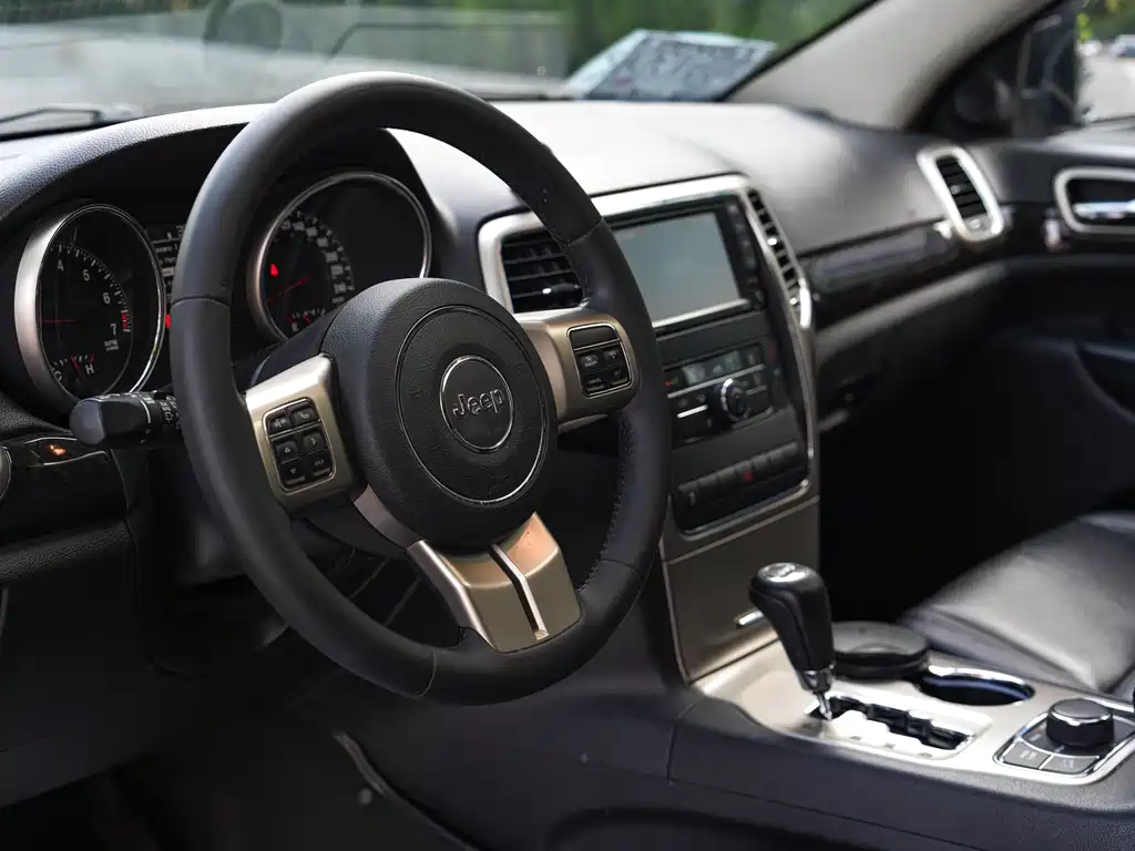Jeep Grand Cherokee 2012 — фото 12