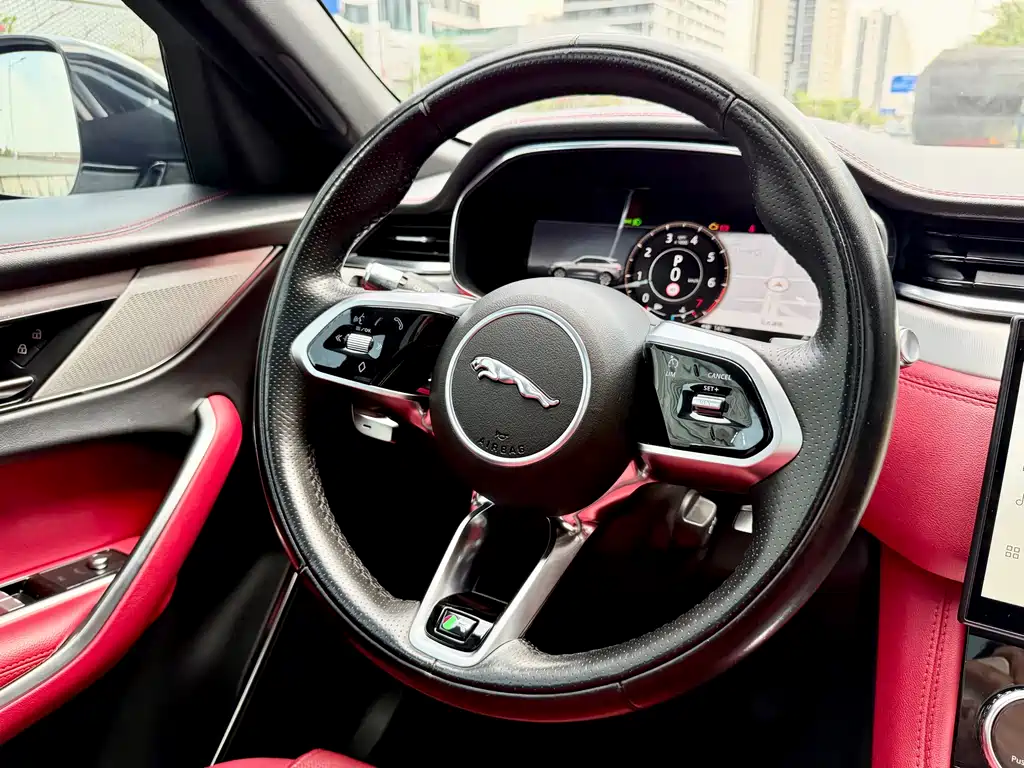 Jaguar F-PACE 2021 — фото 28