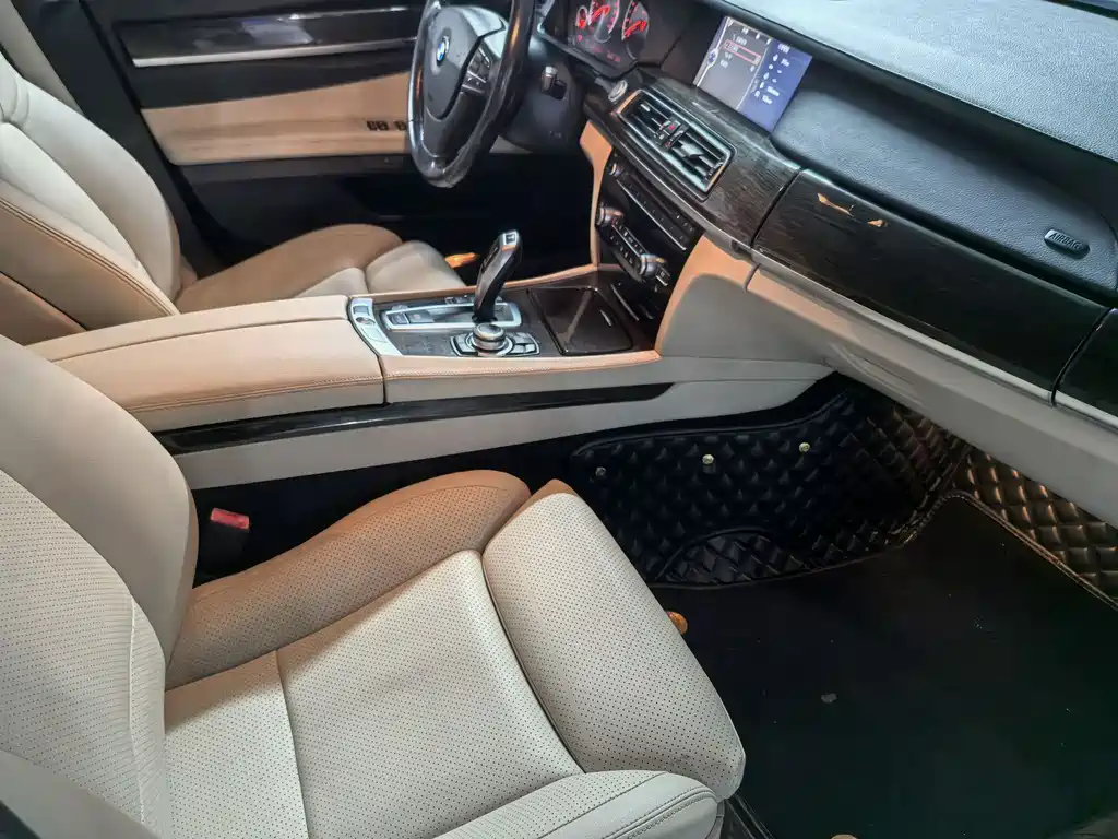BMW 7 Series 2011 — фото 10
