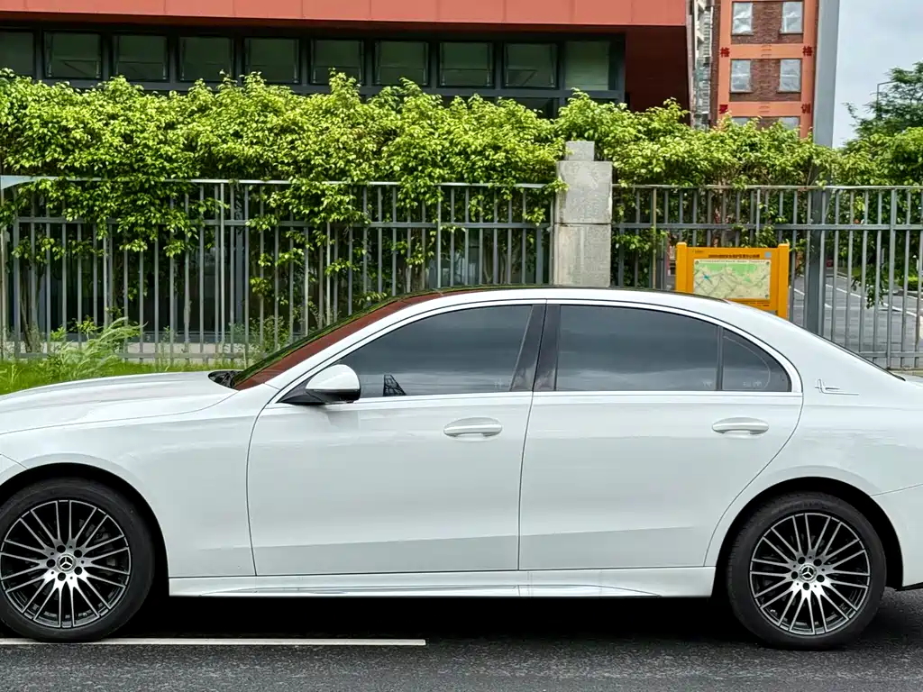 Mercedes-Benz C-Class 2025 — фото 4