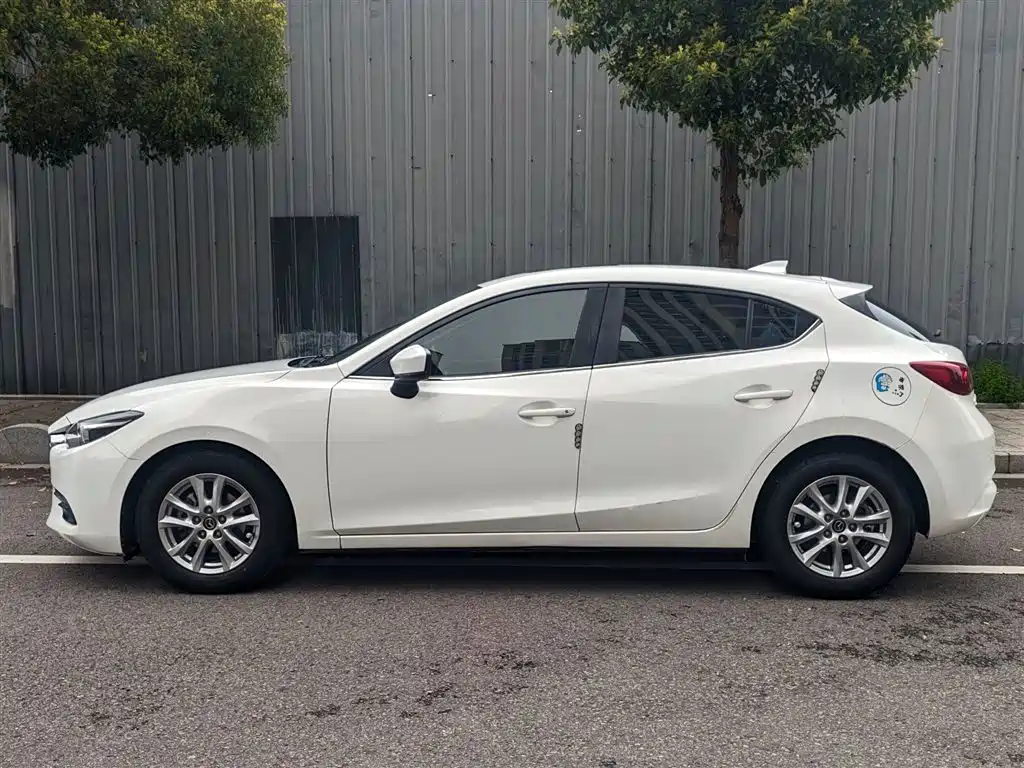 Mazda 3 Axela 2018 — фото 13