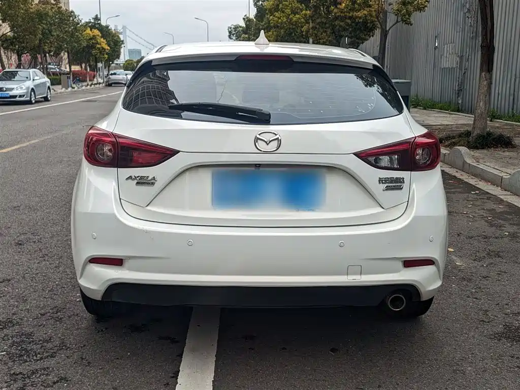 Mazda 3 Axela 2018 — фото 15